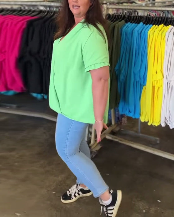 Bluzka na co dzień z dekoltem w kształcie litery V wykończona falbaną w jednolitym kolorze