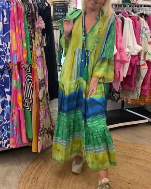 Długa sukienka z nadrukiem z dekoltem w kształcie litery V i rozszerzanymi rękawami