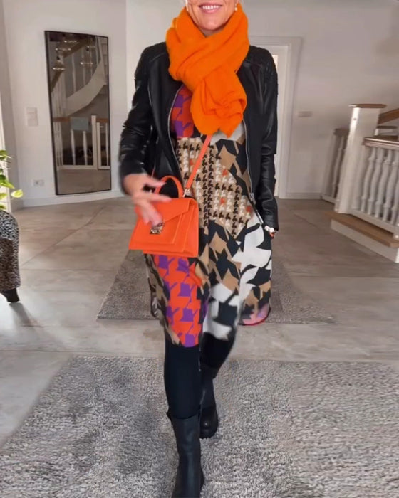 Sukienka z długimi rękawami i dekoltem w serek