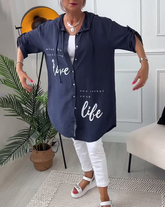 Płaszcz z kapturem i nadrukiem w litery zapinany na guziki