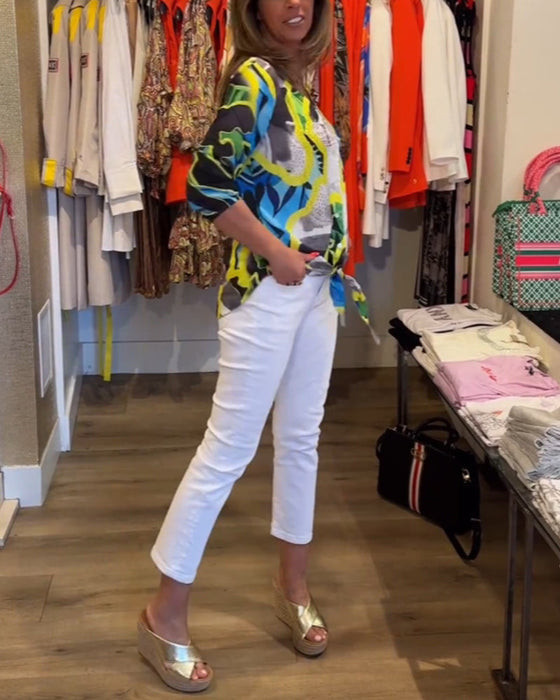 Bluzka z kwiatowym nadrukiem i dekoltem w kształcie litery V