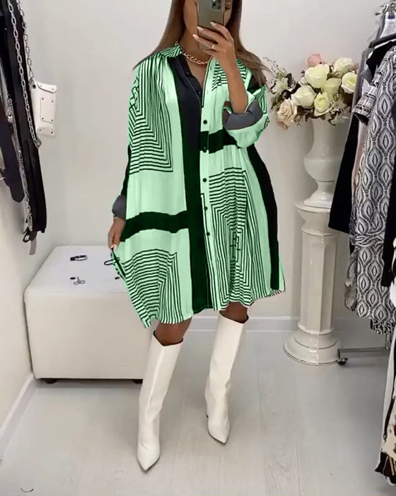 Sukienka zapinana na guziki z nadrukiem