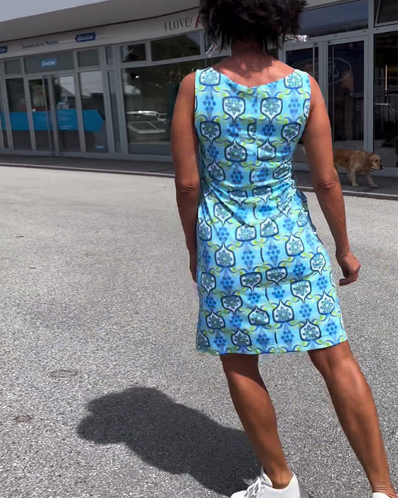 Sukienka o dopasowanym kroju bez rękawów z nadrukiem