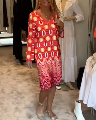 Luźna sukienka z nadrukiem i dekoltem w kształcie litery V i długim rękawem