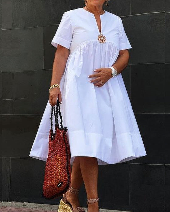 Plisowana sukienka z krótkim rękawem i jednolitym kolorem