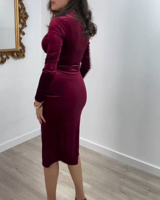 Elegancka aksamitna sukienka z rozcięciem z boku