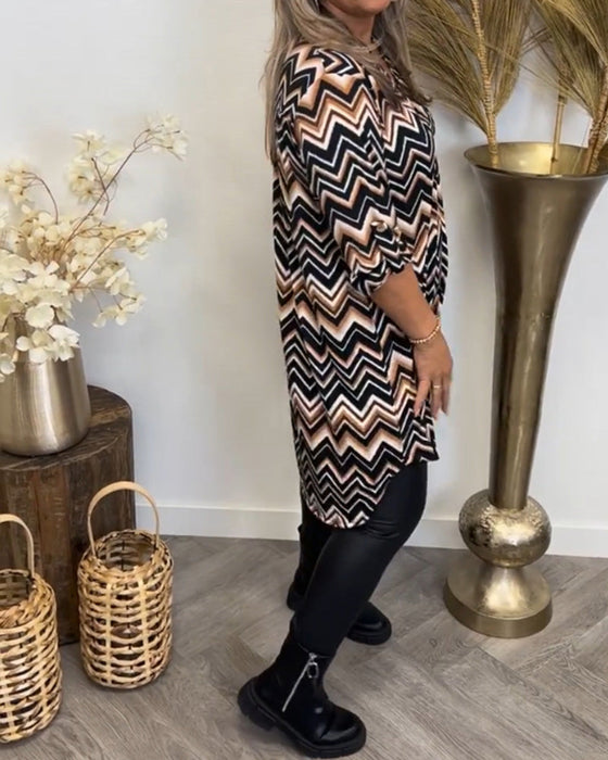 Sukienka z nadrukiem fal i dekoltem w kształcie litery V