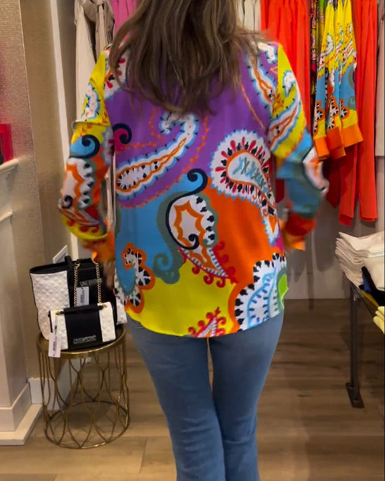 Kolorowa bluzka z nadrukiem i długim rękawem z dekoltem w kształcie litery V