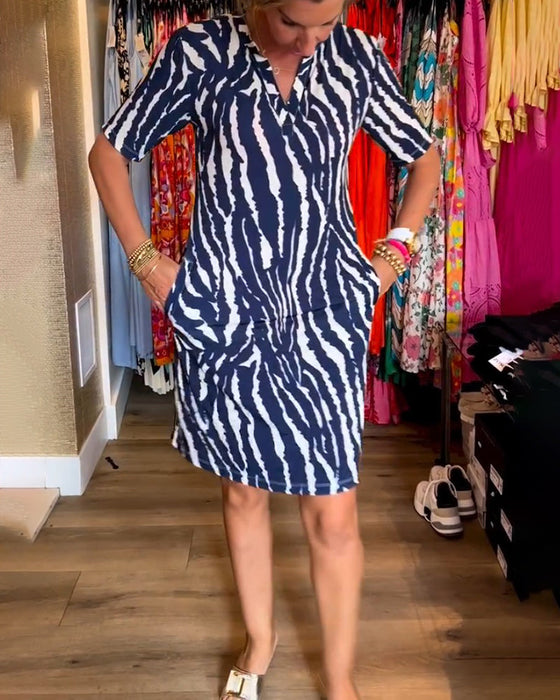 Sukienka z kontrastowymi kieszeniami i dekoltem w kształcie litery V