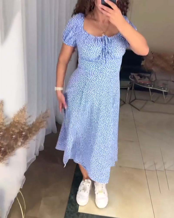 Sukienka w kwiaty o dopasowanym kroju