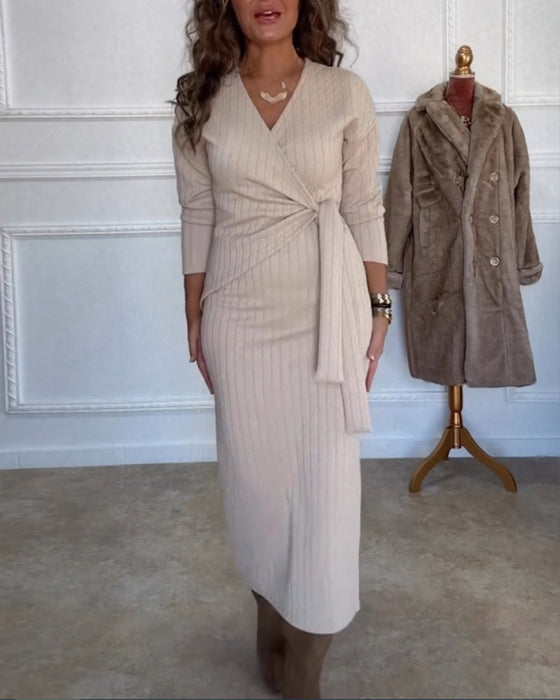 Elegancka sukienka o dopasowanym kroju z dekoltem w serek