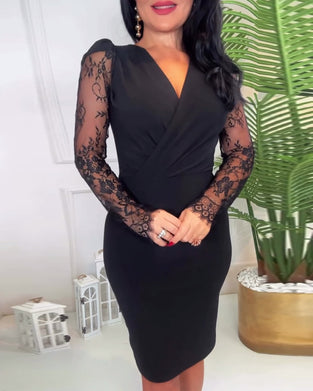 Dopasowana sukienka w jednolitym kolorze z dekoltem w kształcie litery V