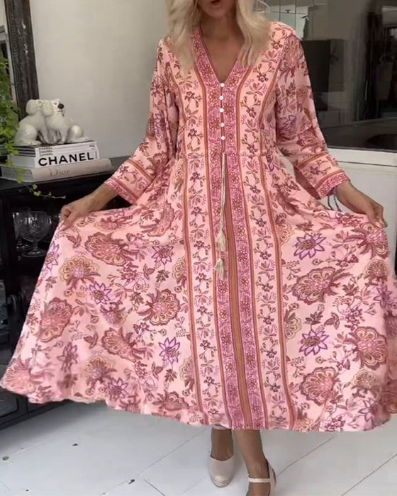 Elegancka sukienka z nadrukiem i dekoltem w kształcie litery V, zapinana na guziki