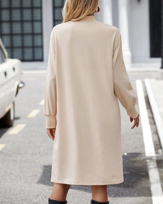 Sukienka z wysokim dekoltem i jednolitym kolorem