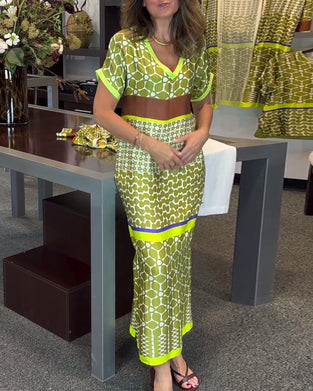 Długa sukienka z krótkim rękawem i dekoltem w kształcie litery V i kontrastowym nadrukiem