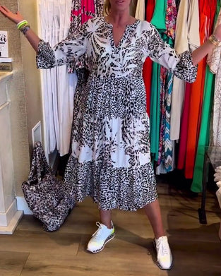 Sukienka w panterkę z rękawem 3/4