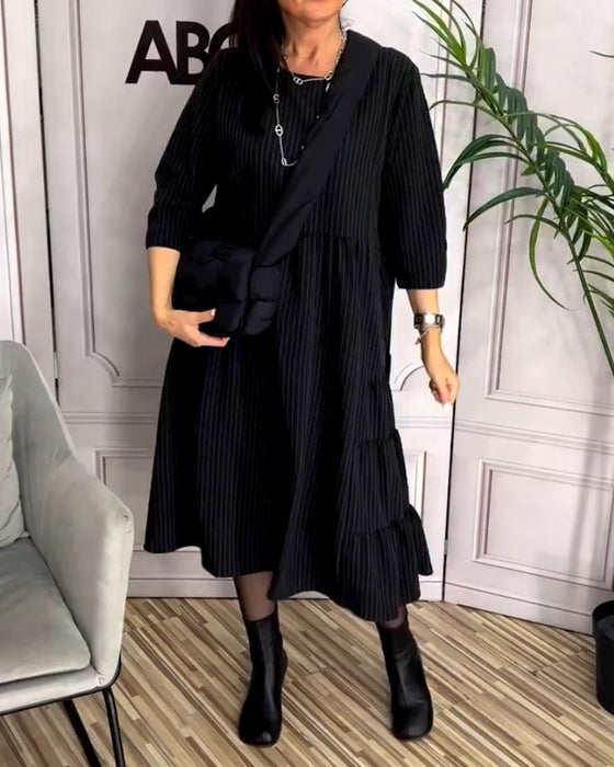 Prosta sukienka z okrągłym dekoltem i dziurami