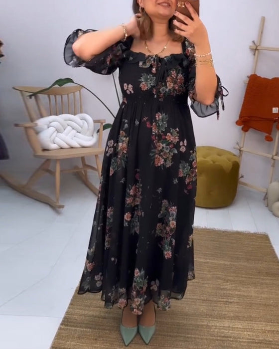 Elegancka sukienka w kwiaty z kwadratowym dekoltem