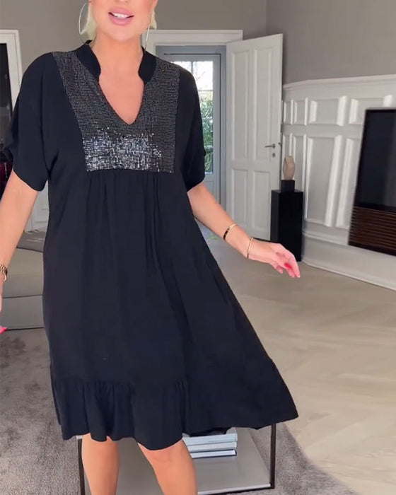 Luźna plisowana sukienka z dekoltem w kształcie litery V