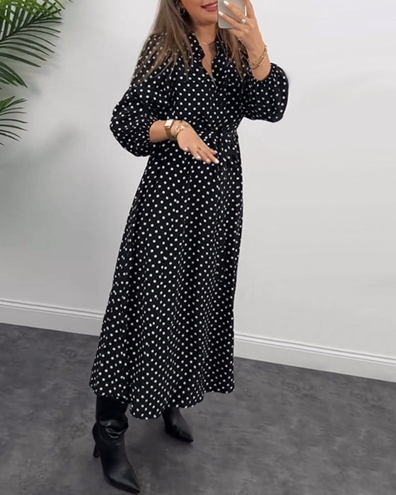 Elegancka sukienka z klapami w kropki