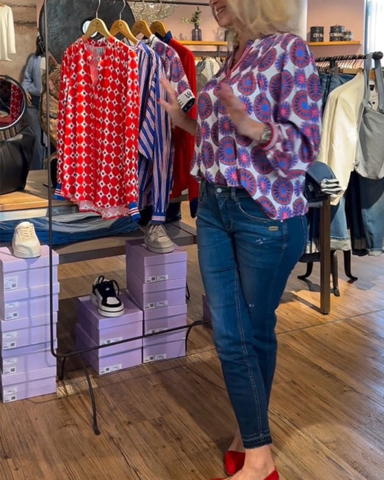 Elegancka bluzka z dekoltem w kształcie litery V z geometrycznym nadrukiem