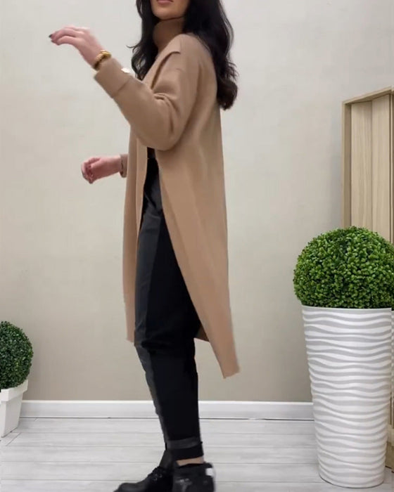 Sukienka sweterkowa z rozcięciami po bokach i golfem