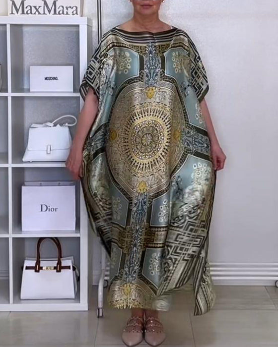 Luźna sukienka w stylu boho z nadrukiem i rozcięciem