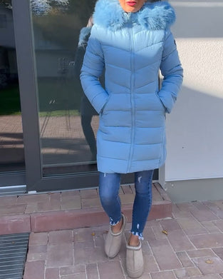 Swobodna jednokolorowa pikowana kurtka z kapturem i kieszenią na zamek