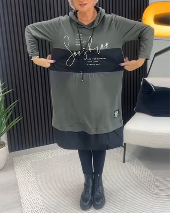 Swobodna sukienka z kapturem i kolorowym nadrukiem w bloki liter