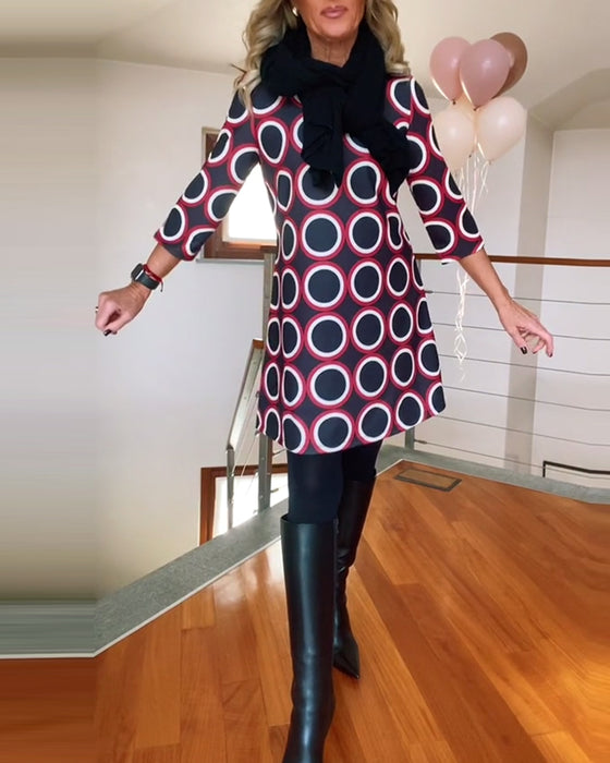 Sukienka swobodna z okrągłym dekoltem i nadrukiem w kształcie kołav