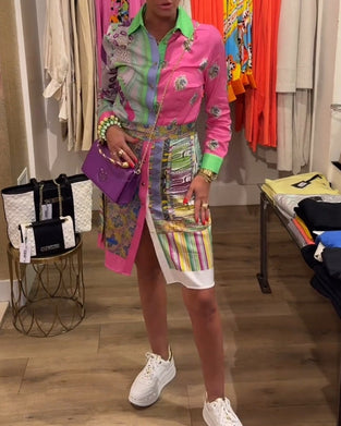 Kolorowa sukienka z rozcięciem