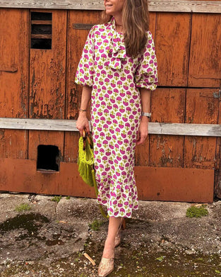 Elegancka sukienka z bufiastymi rękawami i nadrukiem