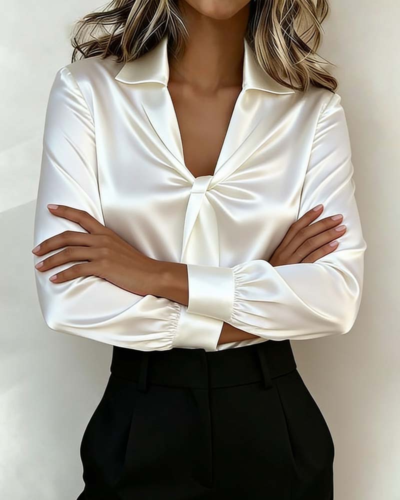 Stylowa jednokolorowa bluzka z dekoltem w serek