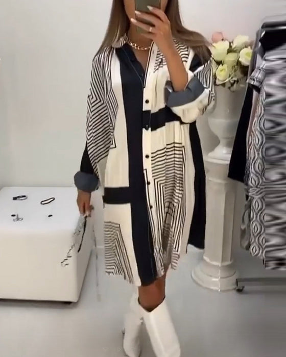 Sukienka zapinana na guziki z nadrukiem