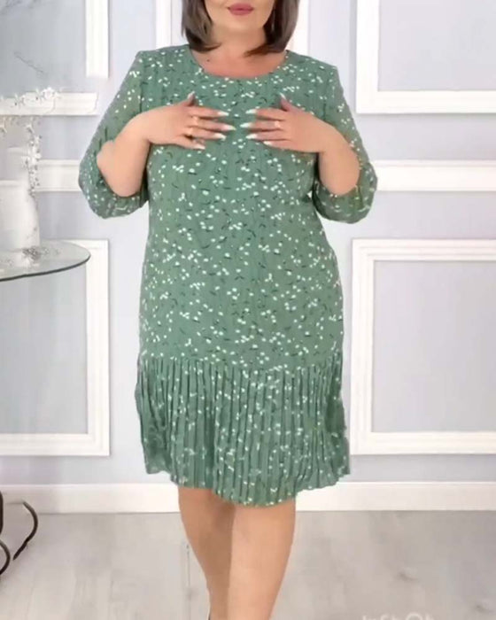 Elegancka sukienka z plisowanym nadrukiem