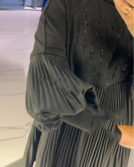 Sukienka z bufiastymi rękawami i stójką