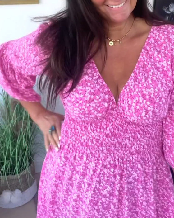 Sukienka z rozszerzanymi rękawami i dekoltem w kształcie litery V