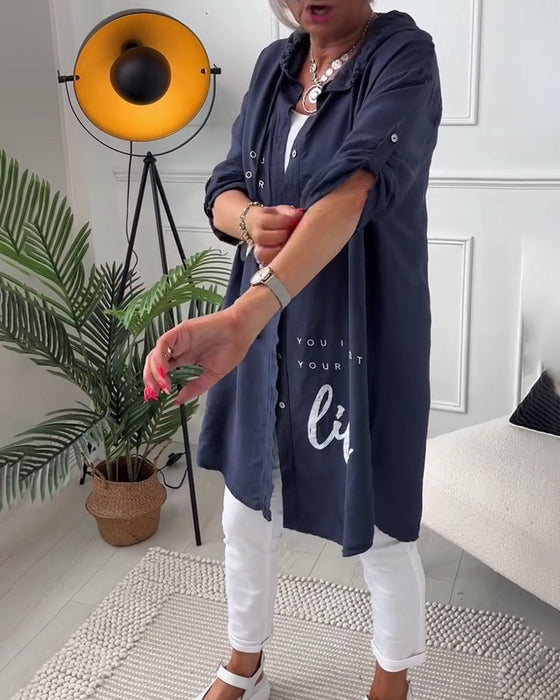 Płaszcz z kapturem i nadrukiem w litery zapinany na guziki