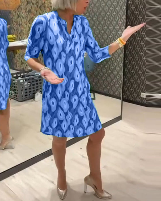 Sukienka z dekoltem w kształcie litery V i rękawami 3/4 z nadrukiem