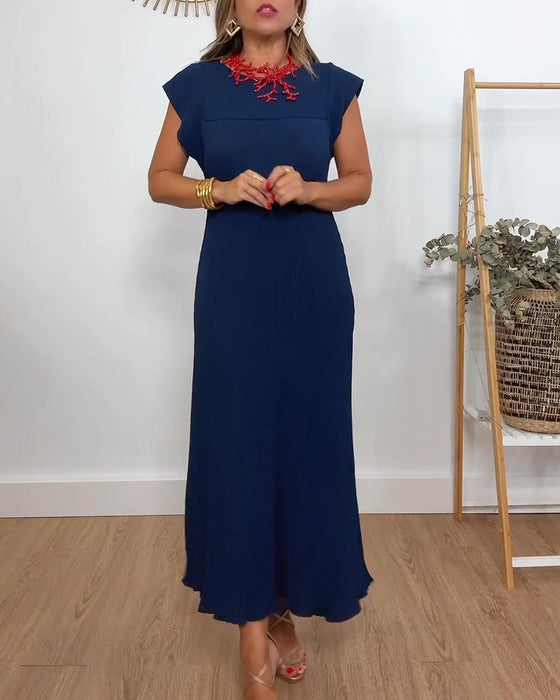 Prosta plisowana sukienka bez rękawów w jednolitym kolorze