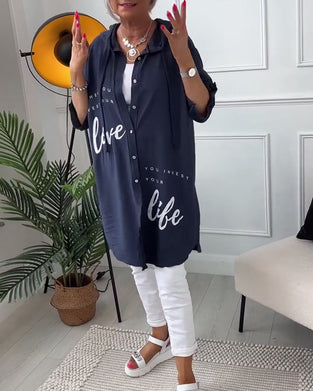 Płaszcz z kapturem i nadrukiem w litery zapinany na guziki