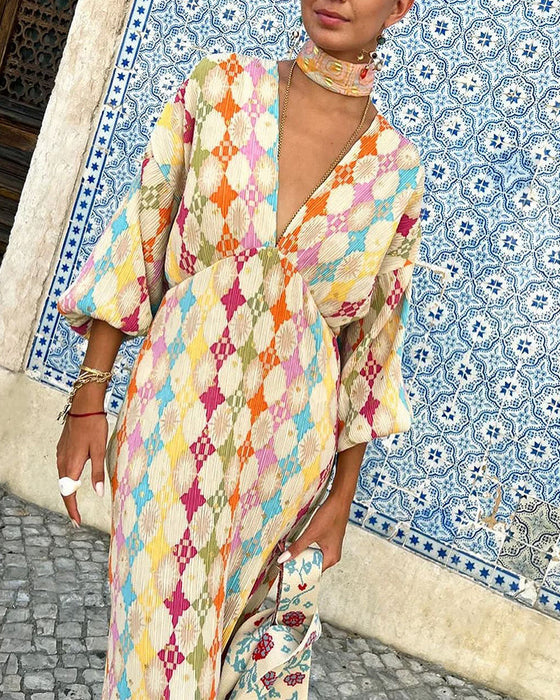 Elegancka sukienka z dekoltem w kształcie litery V rękawami typu lampion i geometrycznym nadrukiem