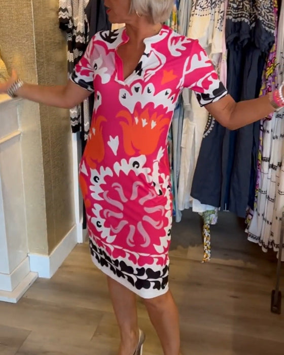 Sukienka z krótkim rękawkiem i dekoltem w kształcie litery V z nadrukiem