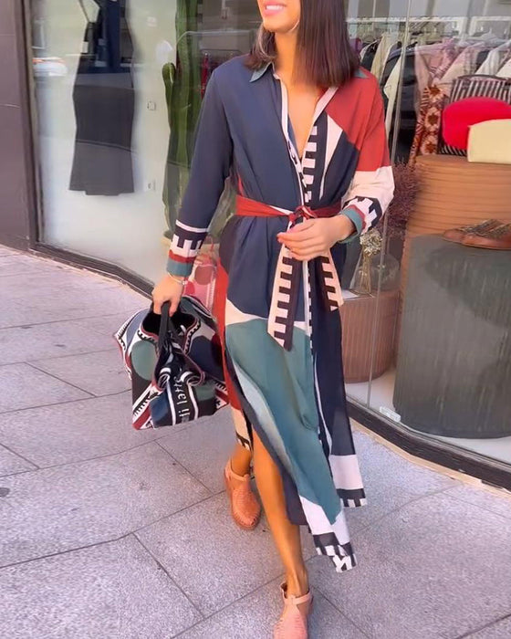 Sukienka z nadrukiem w bloki kolorów i sznurowaniem na co dzień