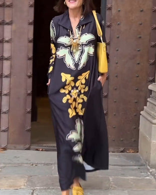 Modna sukienka z nadrukiem z klapami