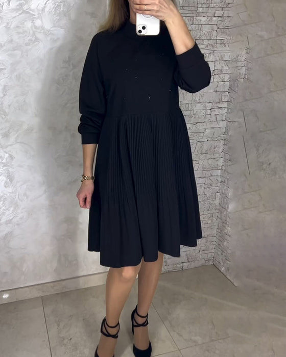 Plisowana sukienka w jednolitym kolorze z wysokim kołnierzem