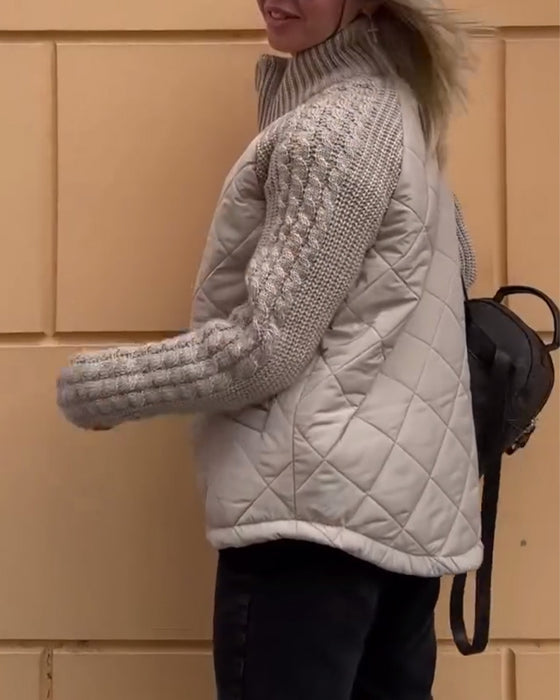 Jednokolorowy płaszcz z wysokim kołnierzem i zamkiem błyskawicznym