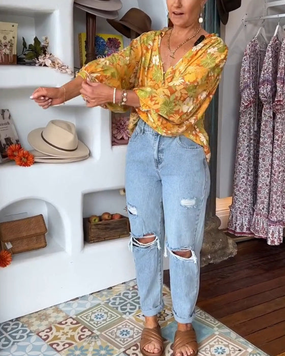 Bluzka z kwiatowym nadrukiem i dekoltem w kształcie litery V