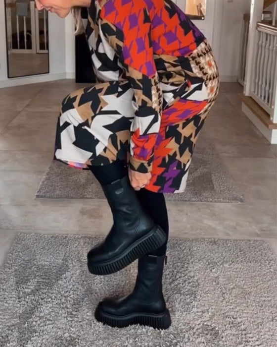 Sukienka z długimi rękawami i dekoltem w serek