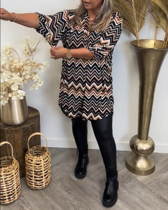 Sukienka z nadrukiem fal i dekoltem w kształcie litery V